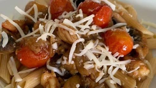 Macarrones con salsa de champiñones, gambón y cherry.