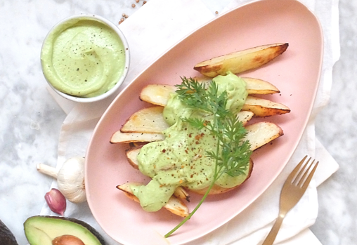 Patatas con alioli de aguacate.