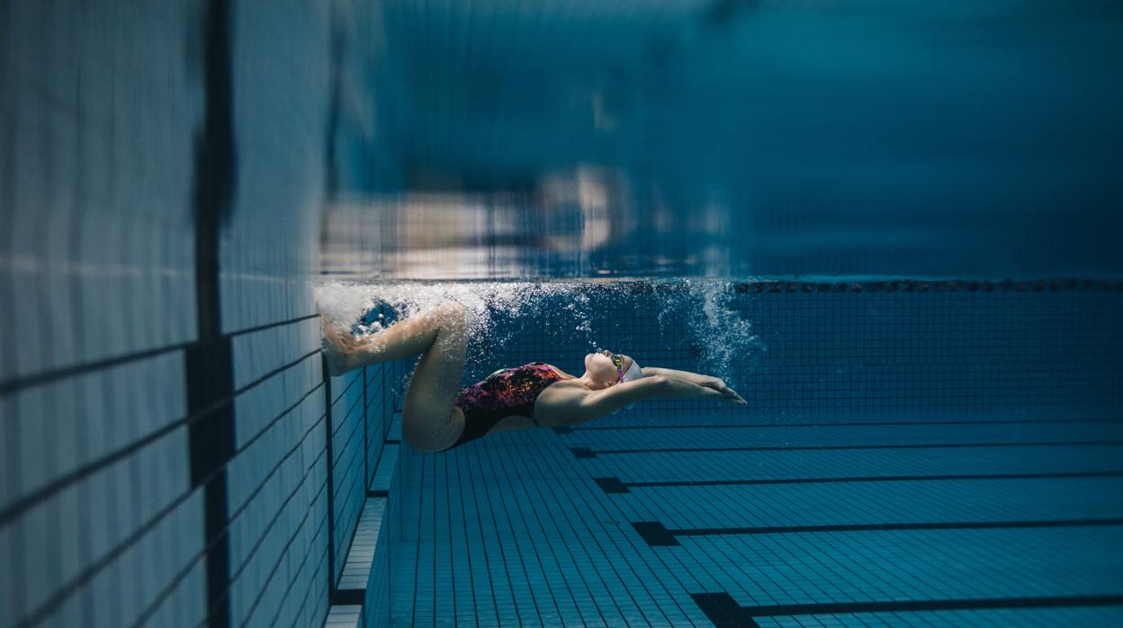 Nadar de espalda es la técnica más fácil para comenzar a nadar