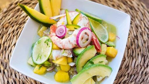 Ceviche de langostinos, mango y aguacate.