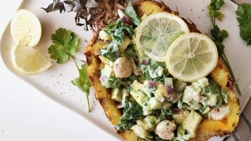 Piña rellena de ensalada con gambas.