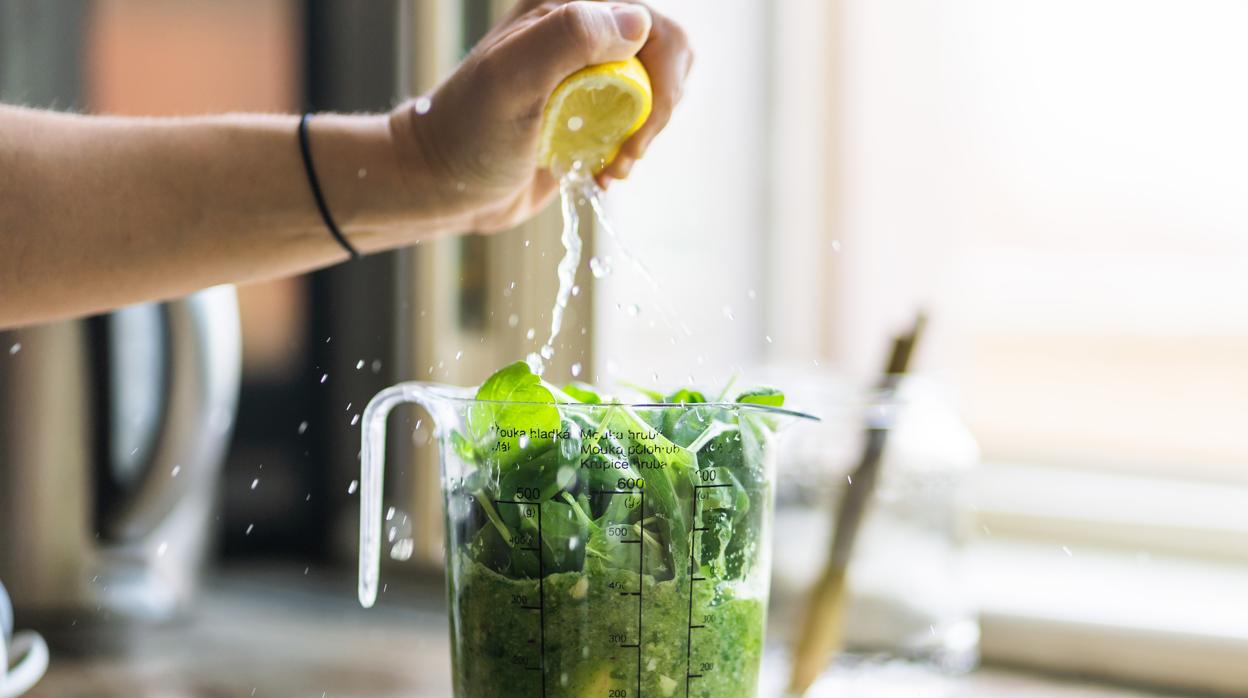 Las dietas a base de zumos verdes no so buenas para la salud.