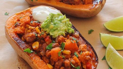 Calabaza rellena de chilli sin carne.