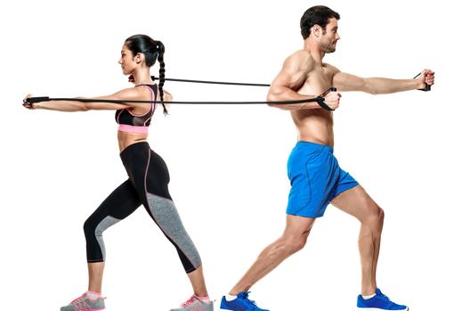 Entrenamiento en pareja con gomas elásticas.