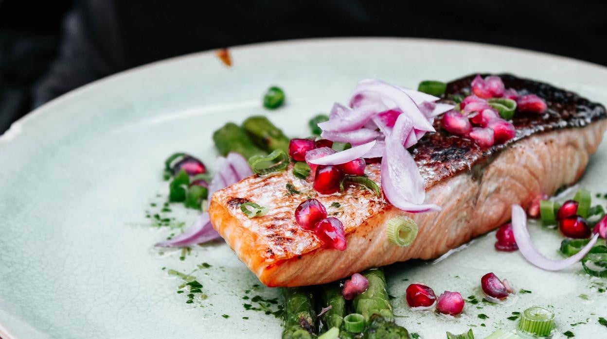 El consumo habitual de pescado favorece la salud mental.