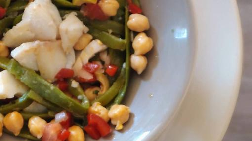 Ensalada de bacalao, garbanzos, habas verdes y pico de gallo.