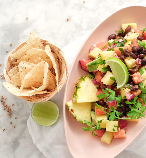 Sirve la ensalada de piña con tortillas o nachos de maiz en su versión saludable.