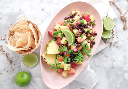 Ensalada de piña, frijoles y tomate.