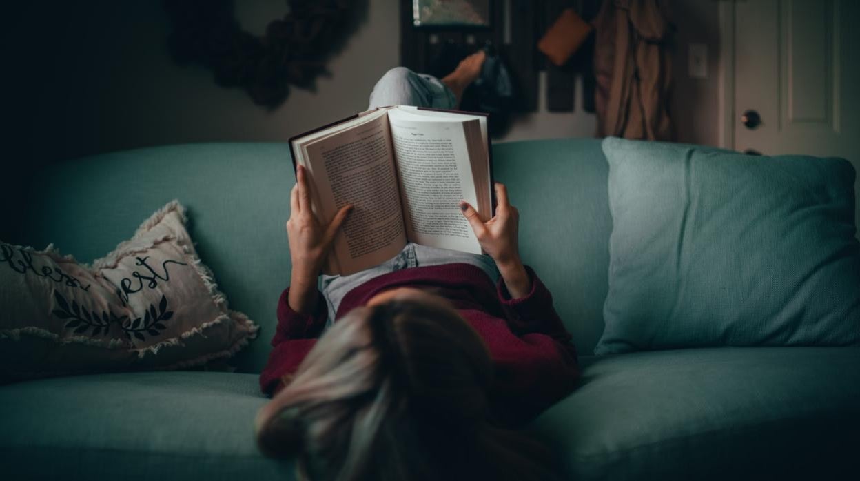 Una joven lee un libro