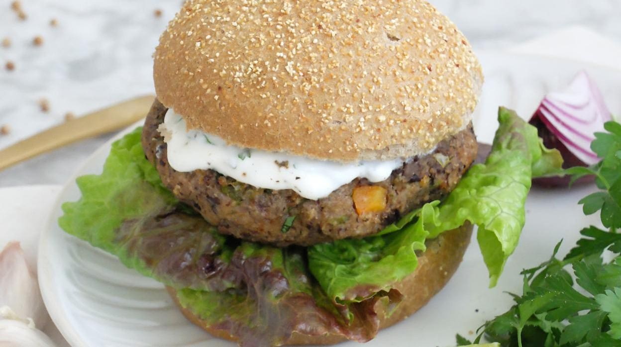 La hamburguesa de quinoa baja en calorías para comidas ligeras