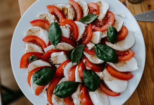 La mozzarella combina muy bien con alimentos como el tomate fresco