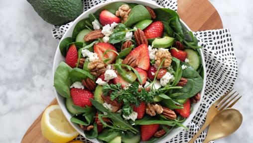 Ensalada de rúcula, nueces y fresas