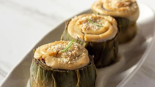 Alcachofas rellenas con bechamel de coliflor.