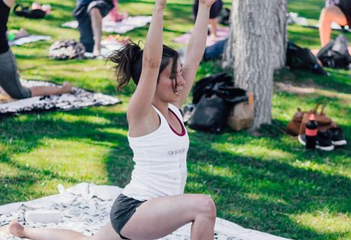 Julia Arteaga durante la práctica de yoga