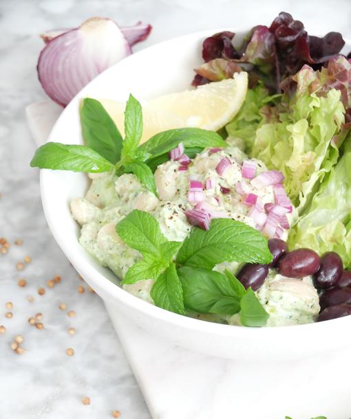 Ensalada de judiones con salsa de yogur.