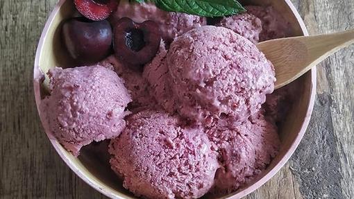 Helado de cerezas y dátiles.