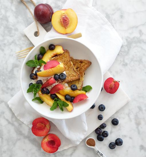 Tostadas francesas con fruta de temporada.