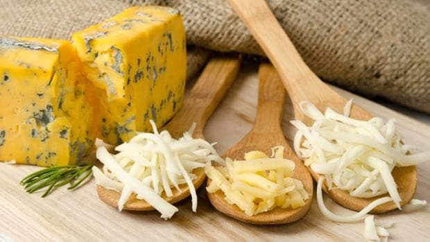 ¿Es mejor rallar el queso en casa o comprarlo ya preparado?
