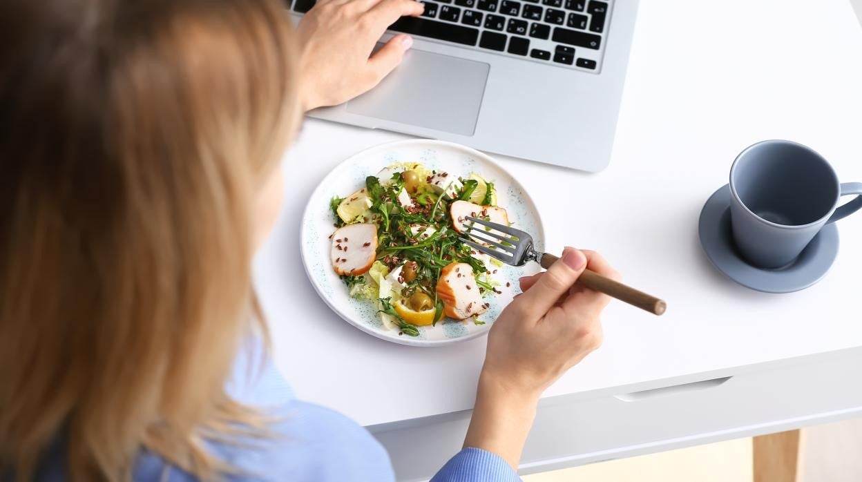 Qué pasa en nuestro cuerpo cuando comemos rápido.