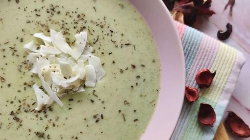 Crema de brócoli y patata con chip de coco.