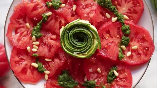 Carpaccio de tomate y calabacín.