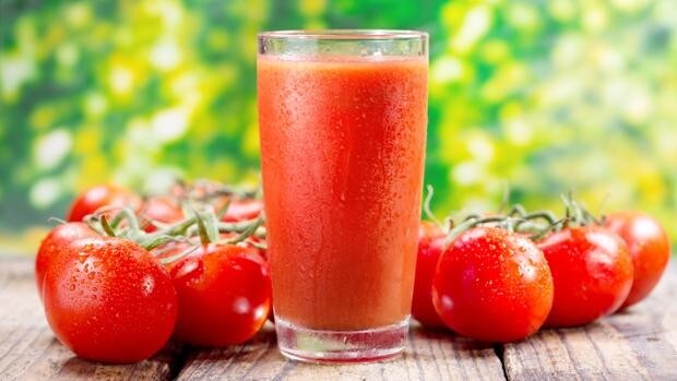 Zumo de tomate: por qué cambia de sabor si lo tomas en un avión
