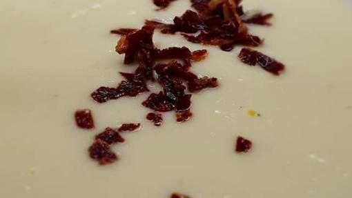 Crema de puerros con crujiente de jamón.