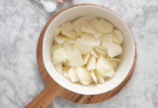 Comenzamos por pelar las patatas y picarlas como para tortilla