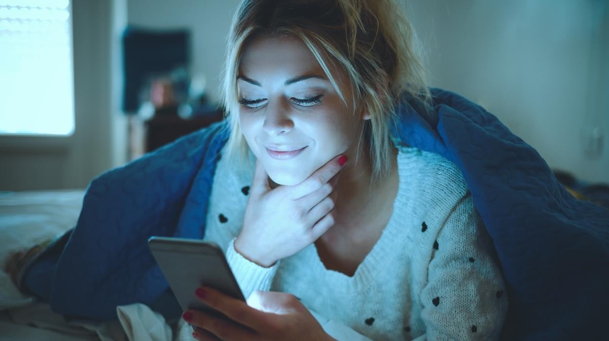 La luz azul de las pantallas acelera el envejecimiento.