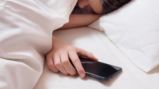 Por qué no debes tener el móvil en tu mesilla cuando duermes