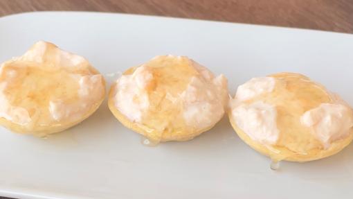 Canapés de salmón con yogur griego y miel