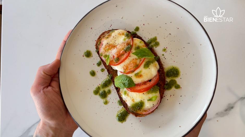 Cómo preparar una tosta caprese con pesto casero con la receta del Chef Bosquet