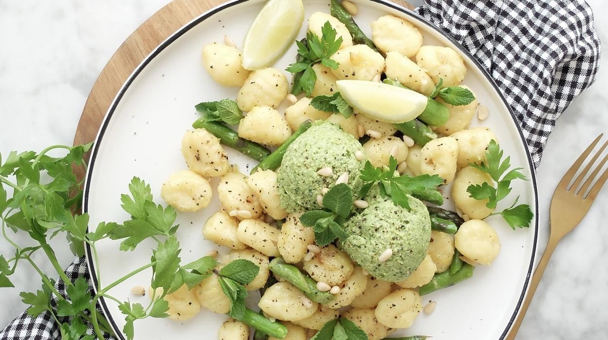 Así quedan los gnocchi con pesto de guisantes que explicamos paso a paso en la receta.