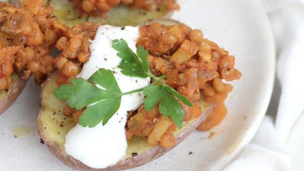 Patatas asadas rellenas de boloñesa de lentejas, la receta que cuida la microbiota