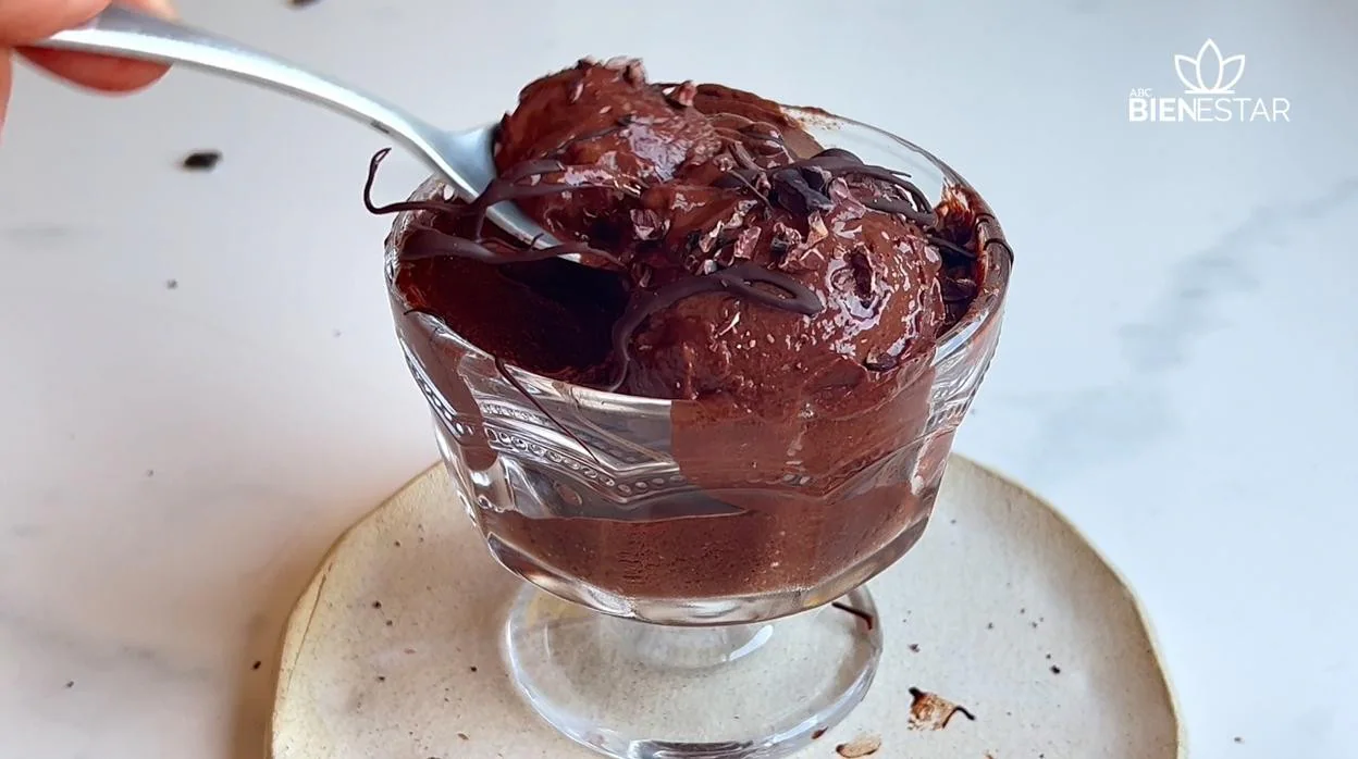 Mousse de chocolate y aguacate con topping de frutos secos