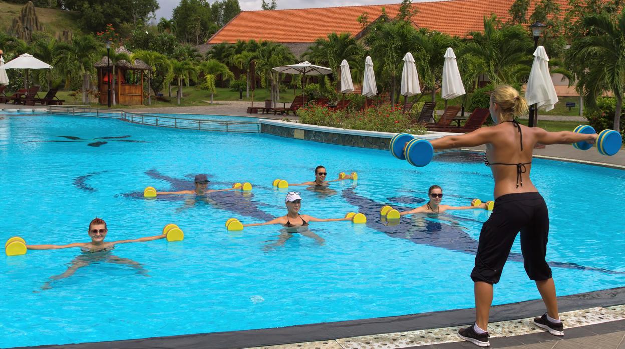 FITNESS: 4 ejercicios con el churro de la piscina para entrenar en verano 