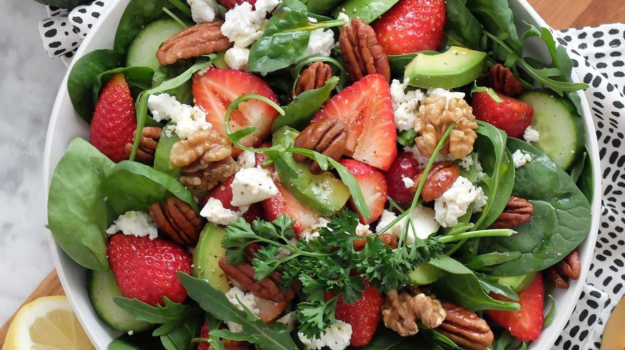 Tres recetas saludables de ensaladas con ingredientes de temporada.