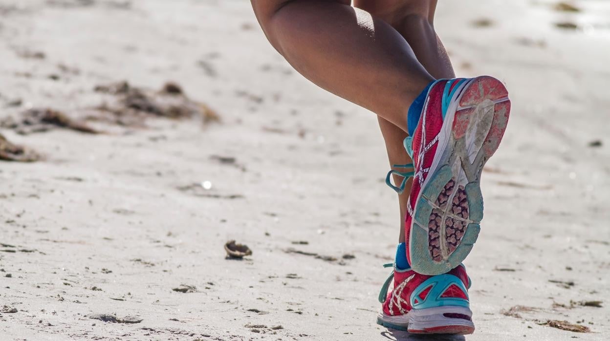 Seis consejos que dan los fisioterapeutas para correr por la playa