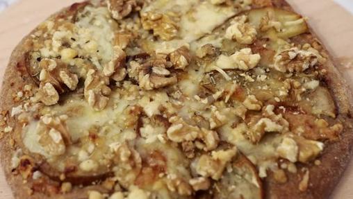 Pizza de queso, pera y nueces