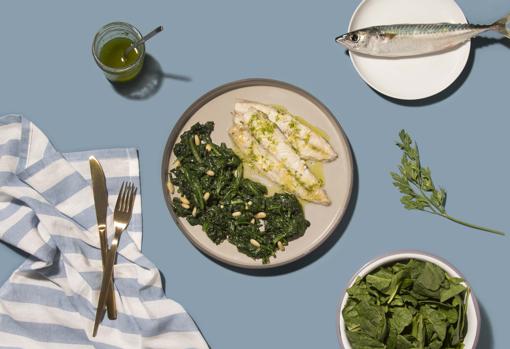 Caballa y espinacas al vapor.