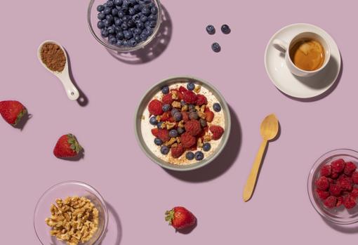 Yogur griego con frutos rojos y nueces.