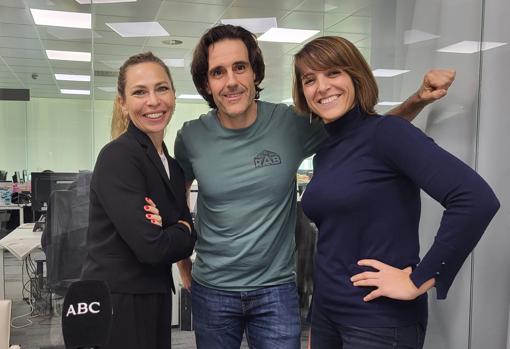 Laura Pintos, Alfonso Martínez Arce y Raquel Alcolea, durante la grabación del podcast 'Abecedario del Bienestar'.