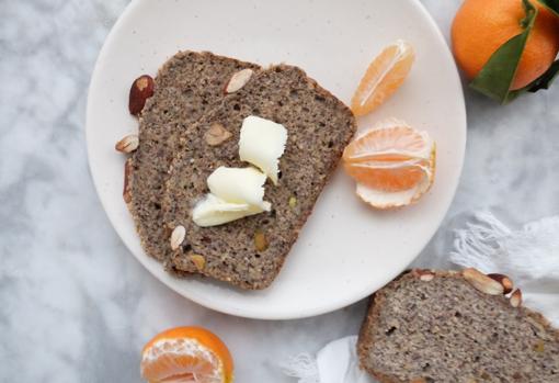 Acompaña tus rebanadas de pan casero de frutos secos y semillas con lo que más te guste.