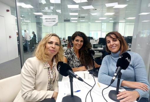 De izquierda a derecha, Laura Pintos, Paz Calap y Raquel Alcolea, durante la grabación del podcast Abecedario del Bienestar.