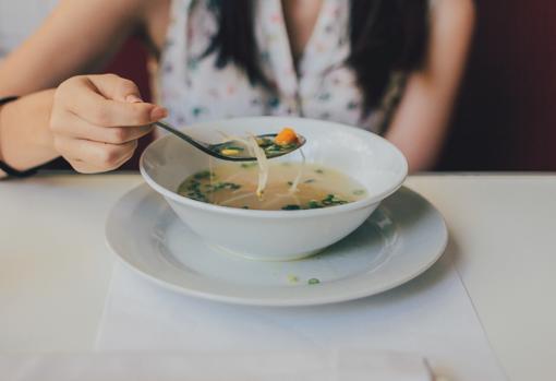 Caldo casero con fideos.