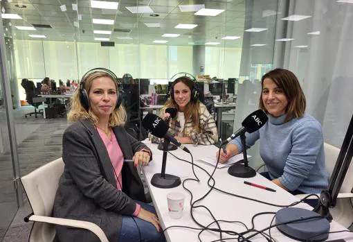 Las periodistas Laura Pintos y Raquel Alcolea, durante la grabación del podcast 'Abecedario del Bienestar' con Blanca García-Orea Haro, @blancanutri.