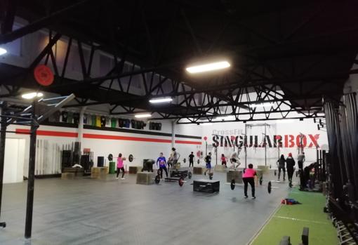 Un día cualquiera en CrossFit Singular Box. Puedes acudir a una clase de prueba gratuita y comprobar que se trabaja con el máximo control técnico.