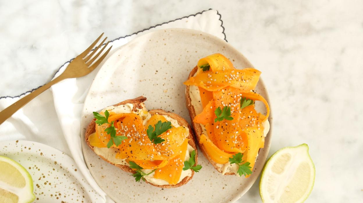 Tostas con zanahoria y crema de anacardos.