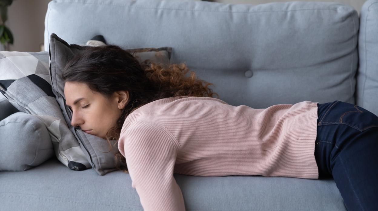 El cansancio y la somnolencia puede ser uno de los efectos del cambio de horario en primavera.