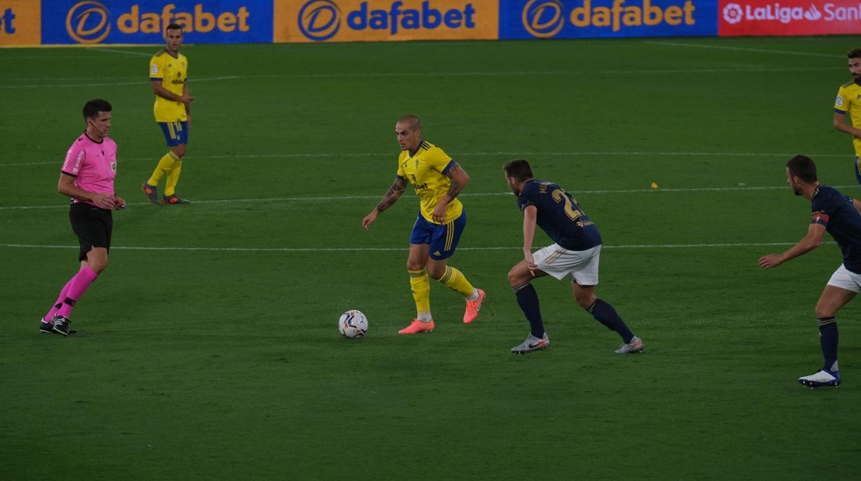 Pombo fue el jugador más activo del Cádiz CF en el debut liguero ante el Osasuna en el Carranza.